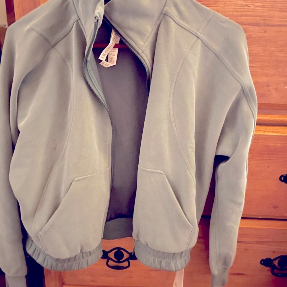 Lululemon size 4 ; new with tags 

Brushed Softstreme Funnel-Neck Zip Up